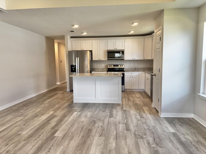 Property Photo: 2860 N 24th Avenue FL 32583