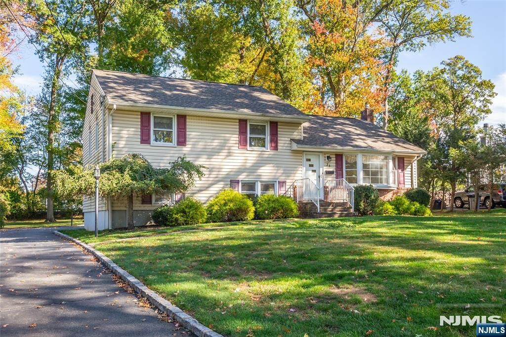 Property Photo:  33 Weaver Place  NJ 07936 