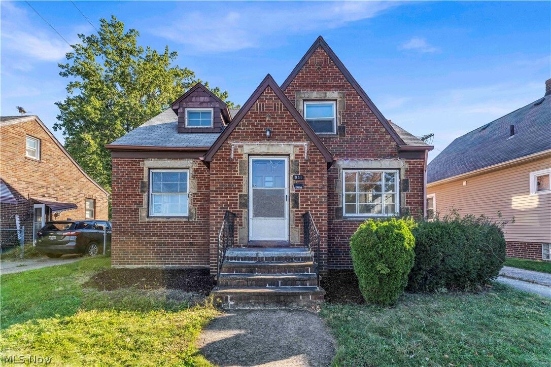 Property Photo:  951 E 237th Street  OH 44123 