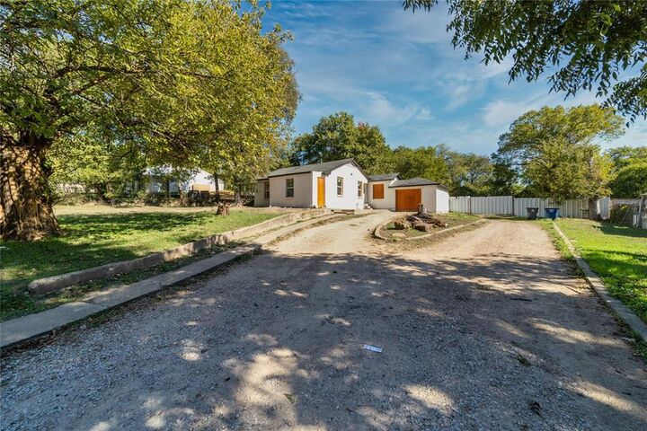 Property Photo: 5130 Patonia Avenue TX 75241