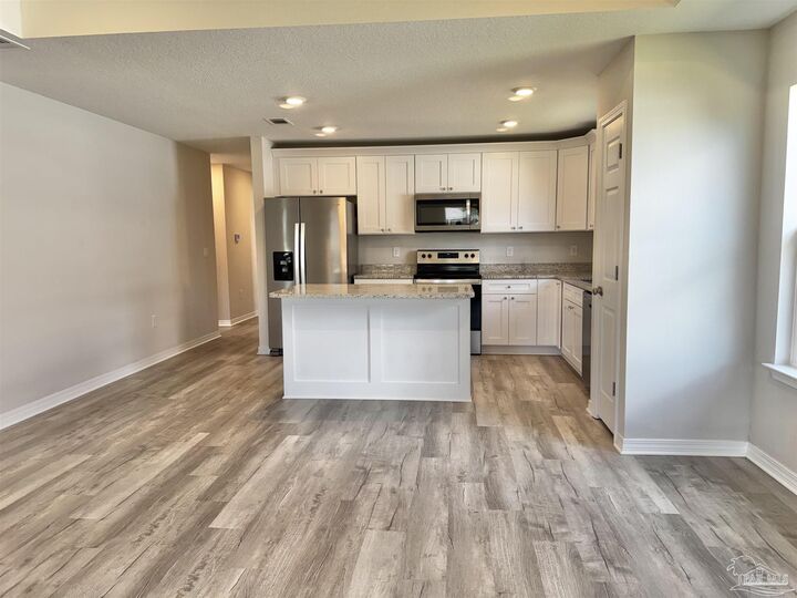Property Photo: 2860 N 24th Ave FL 32583