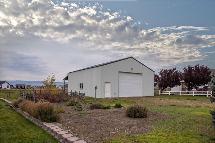 Property Photo:  261  El Bronco Lane  WA 98926 
