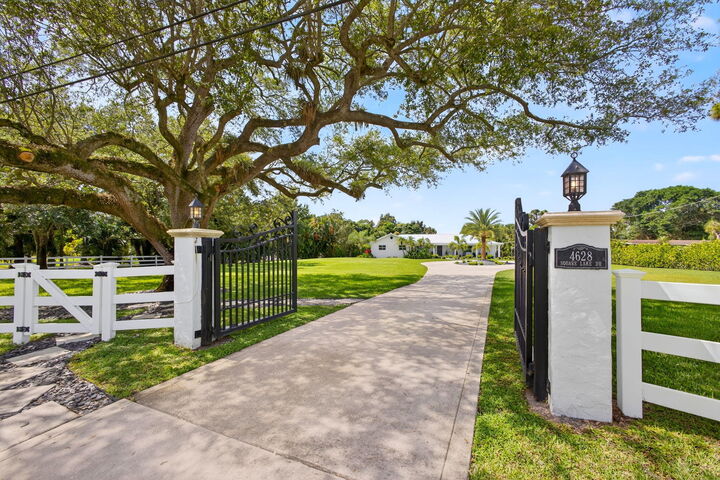 Property Photo:  4628 Square Lake Drive  FL 33418 