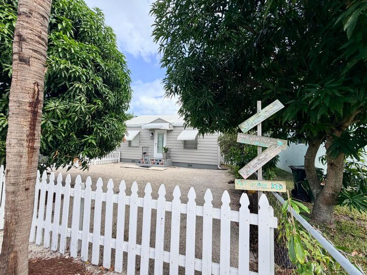 Property Photo:  629 SE 4th Avenue Front  FL 33483 