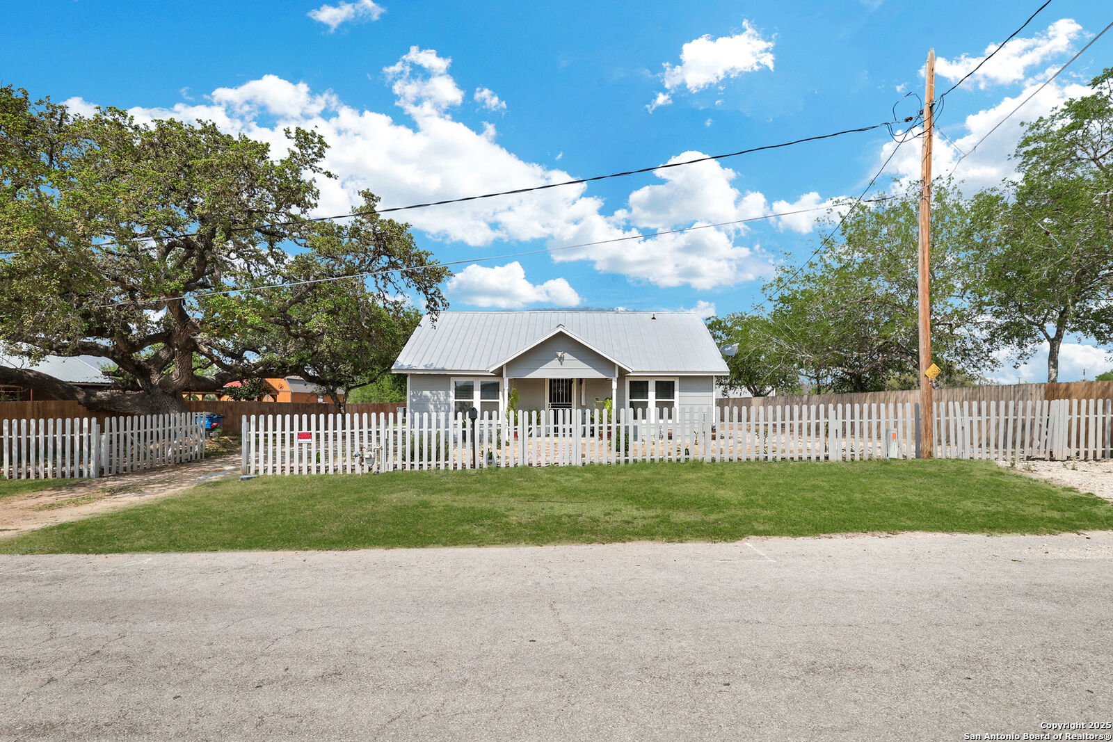 Property Photo: 507 Hayden Ave TX 78016