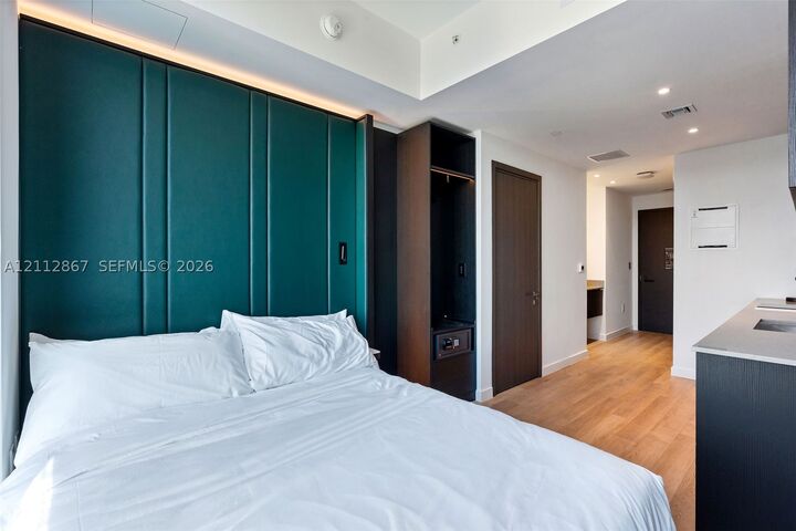 Property Photo: 20 NE 11 4112A FL 33132