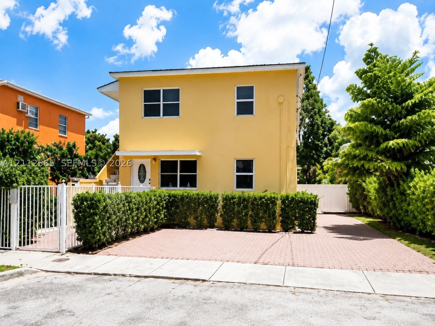 Property Photo: 984 SW 9th St 2 FL 33130