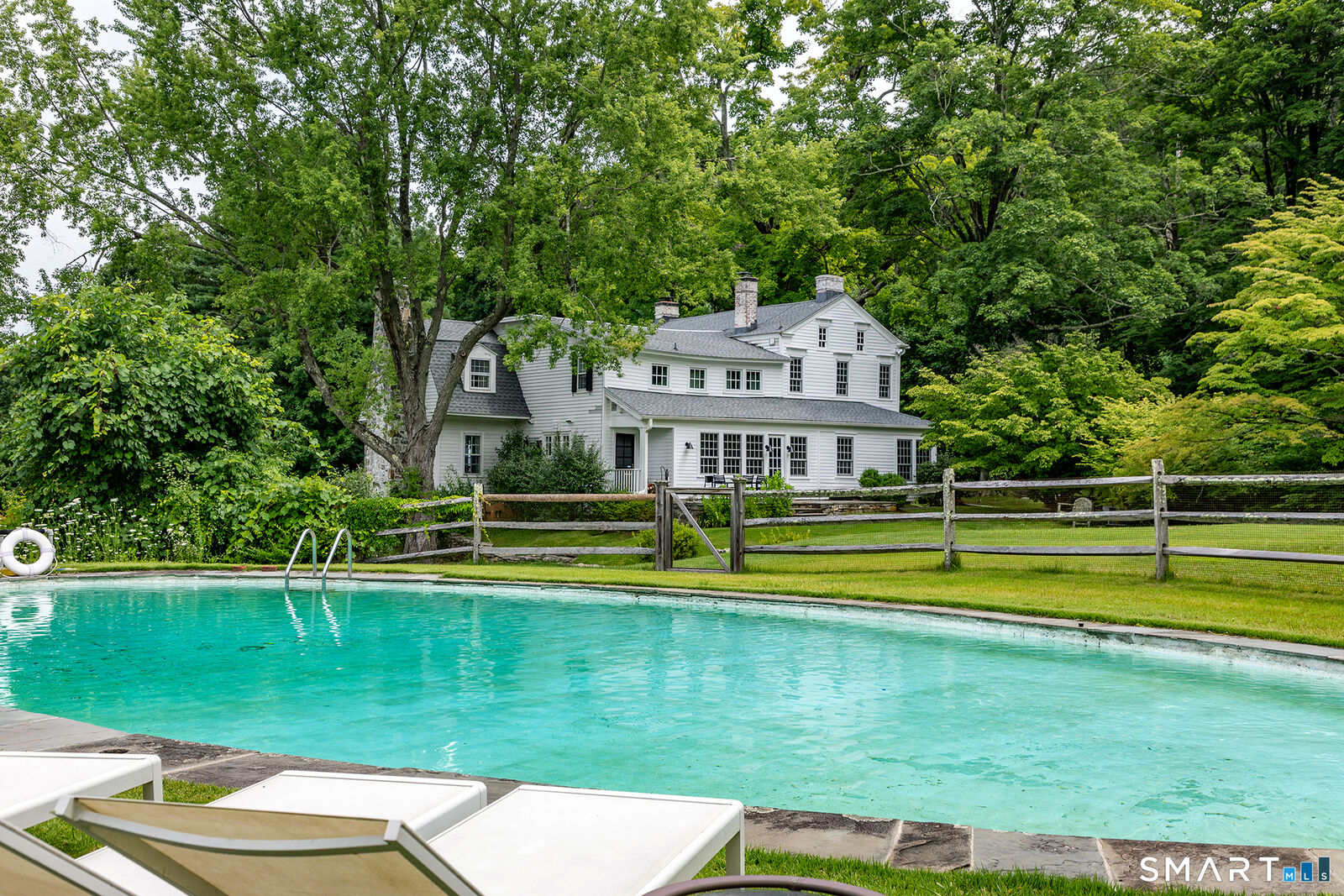 Property Photo:  