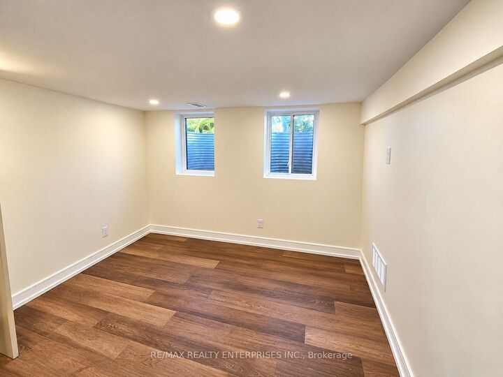 Property Photo:  60 Royal Manor Drive Lower  ON L2M 4L6 