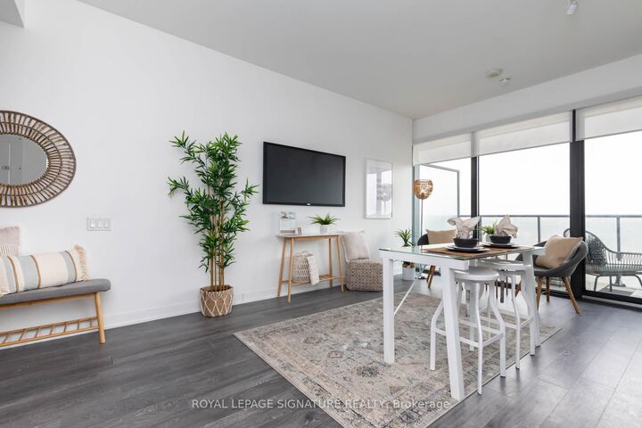 Property Photo: 185 Roehampton Avenue 2805 ON M4P 0C6
