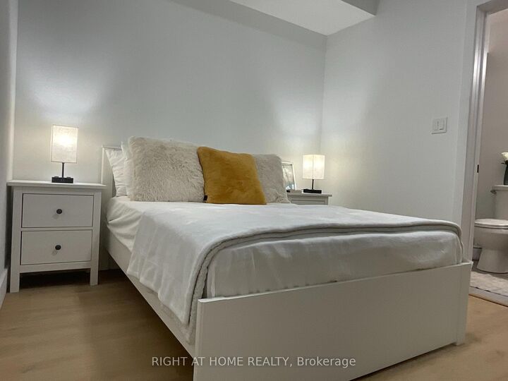 Property Photo:  674 Manning Avenue  ON M6G 2W4 