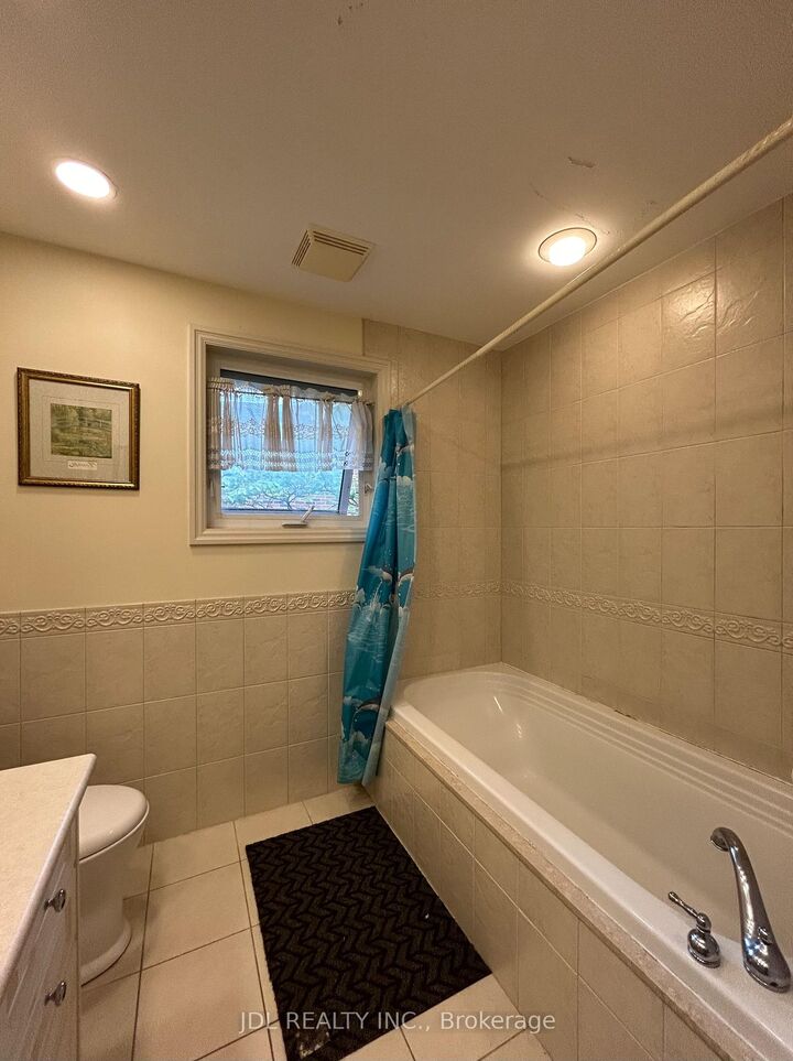 Property Photo:  3 Butterfiled Dr Drive Lovely Bedroom 2nd Floor  ON M3A 2L9 