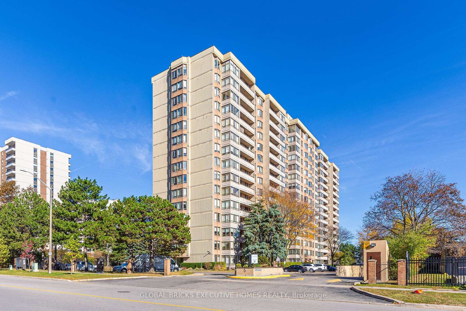 Property Photo: 5 Lisa Street 1404 ON L6T 4T4
