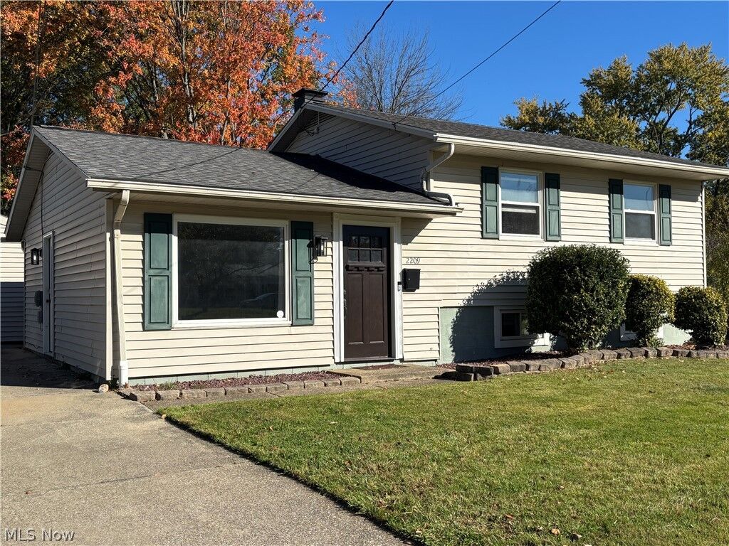 Property Photo:  2209 Santom Road E  OH 44224 