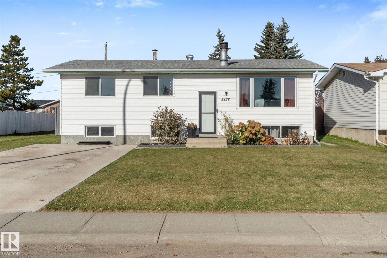 Property Photo:  5828 51 Avenue  AB T0A 2W0 