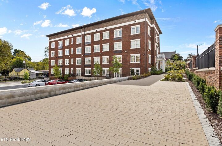 Property Photo: 2724 E Magnolia Ave 203 TN 37914