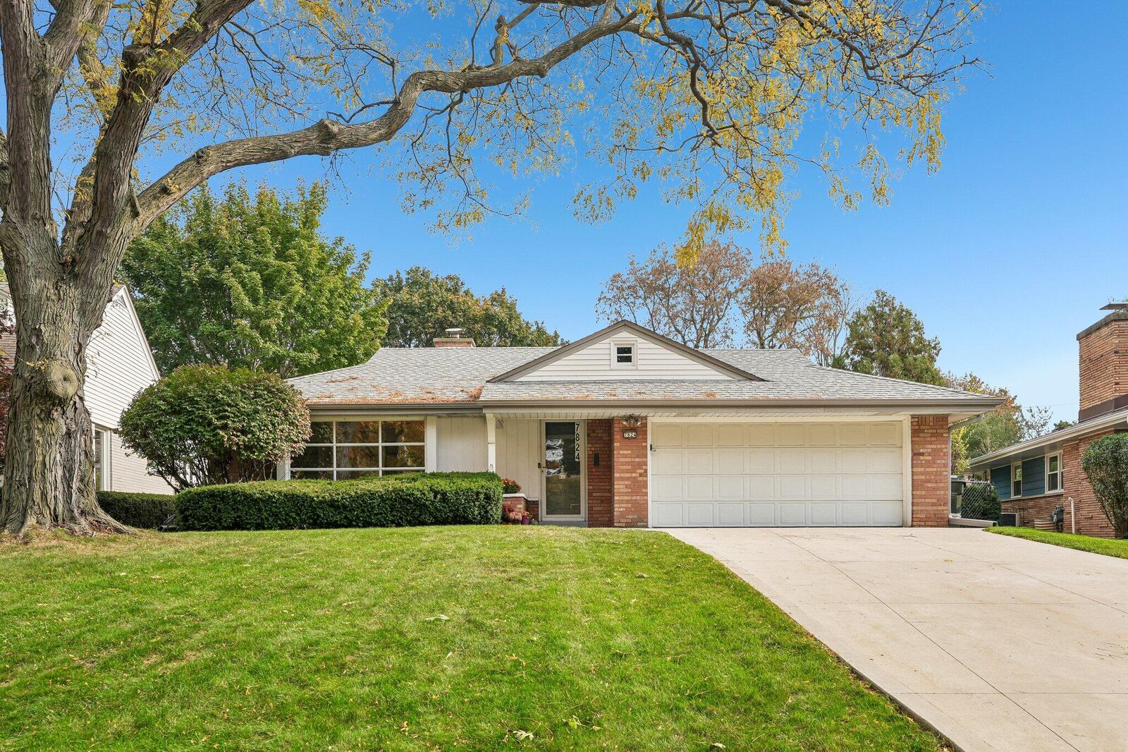 Property Photo:  7824 Saint Anne Ct  WI 53213 