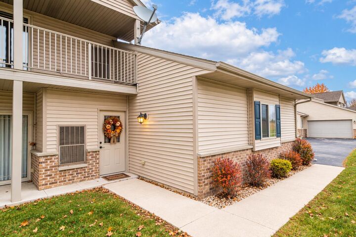 Property Photo:  987 Spring Ct  WI 53095 