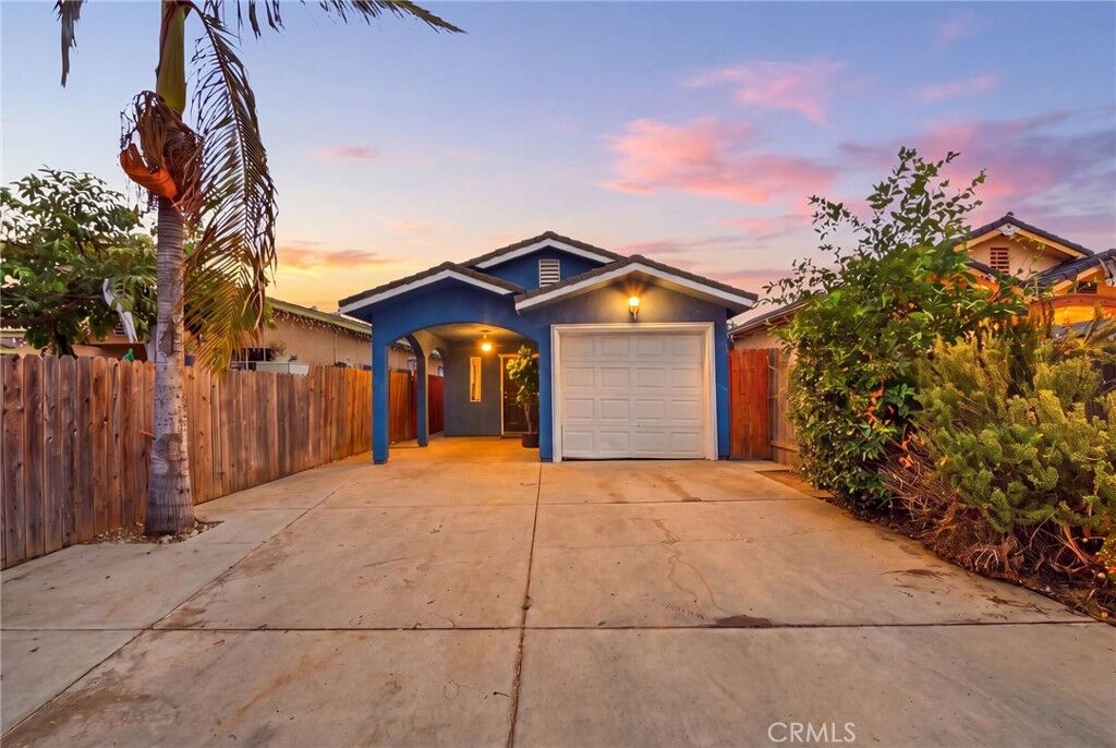 Property Photo: 2407 E 109th CA 90059
