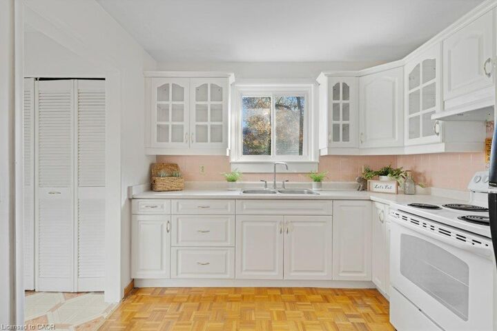 Property Photo:  1166 Kathlene Court  ON N3H 4P2 