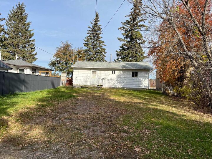 Property Photo:  4813 54 Street  SK S9V 1A4 