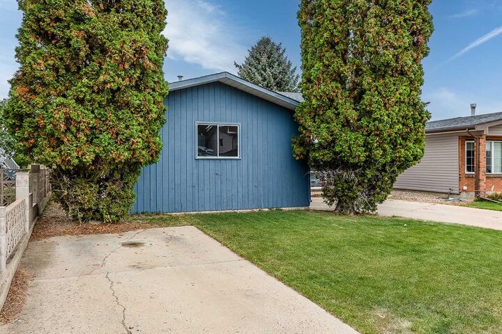 Property Photo:  1214 24 Street SE  AB T1B 1V9 