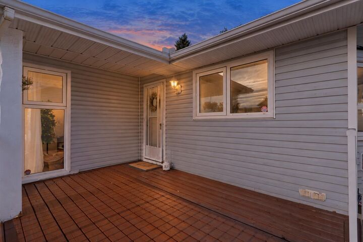 Property Photo:  48 Strathclair Rise SW  AB T3H 1G4 