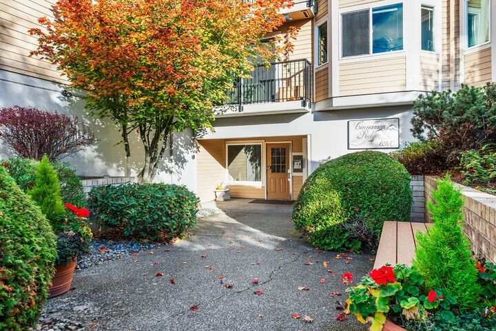 Property Photo:  6910  California Avenue SW 24  WA 98136 