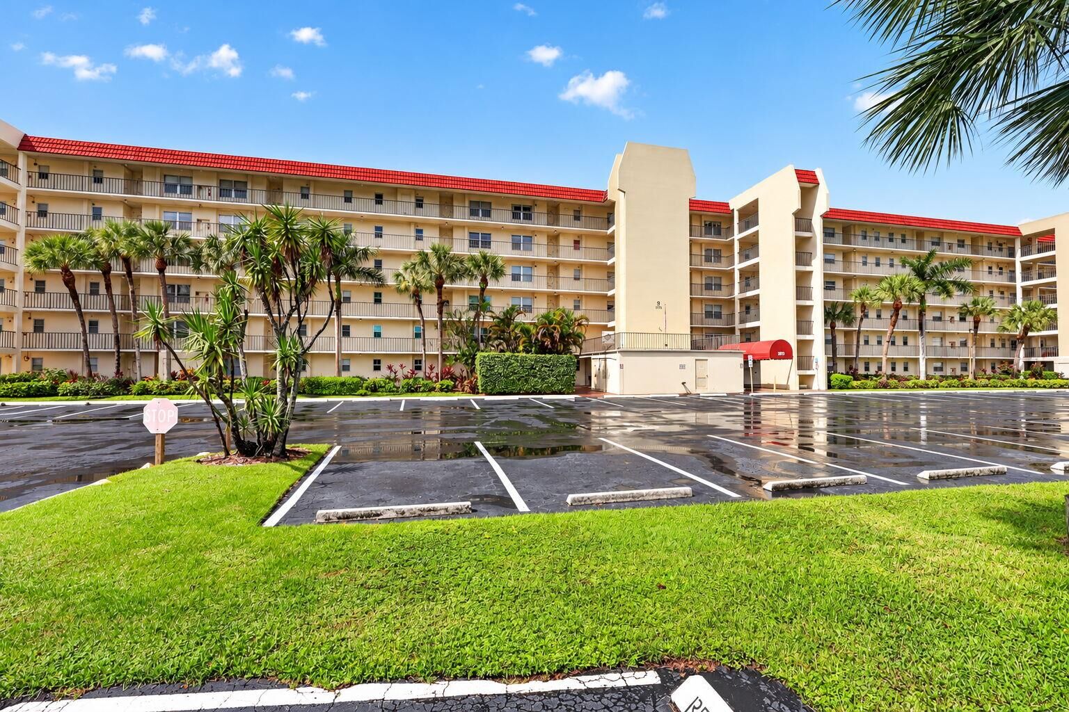 Property Photo:  3959 Via Poinciana 506  FL 33467 