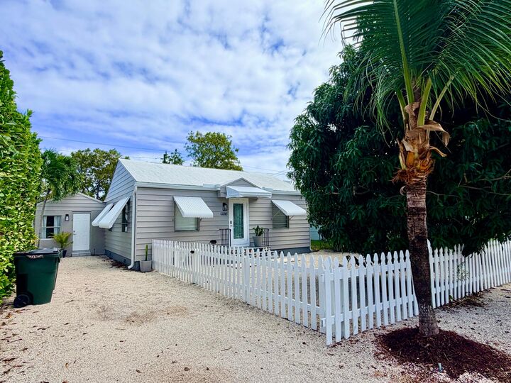 Property Photo:  629 SE 4th Avenue Back  FL 33483 
