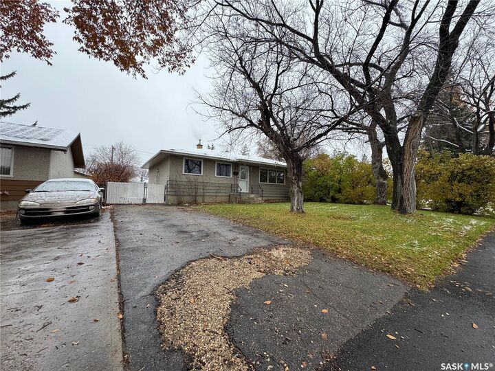 Property Photo:  158 Rose Street N  SK S4R 2Y1 