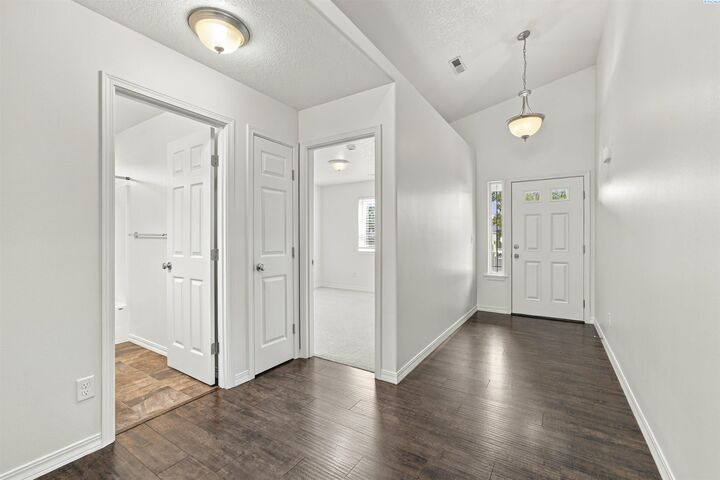 Property Photo:  405 Sanlyn Ct  WA 99320 