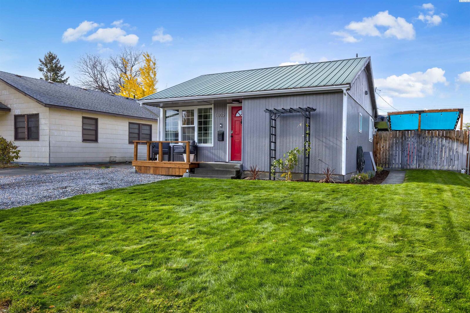 Property Photo:  1609 Perkins Ave  WA 99354 