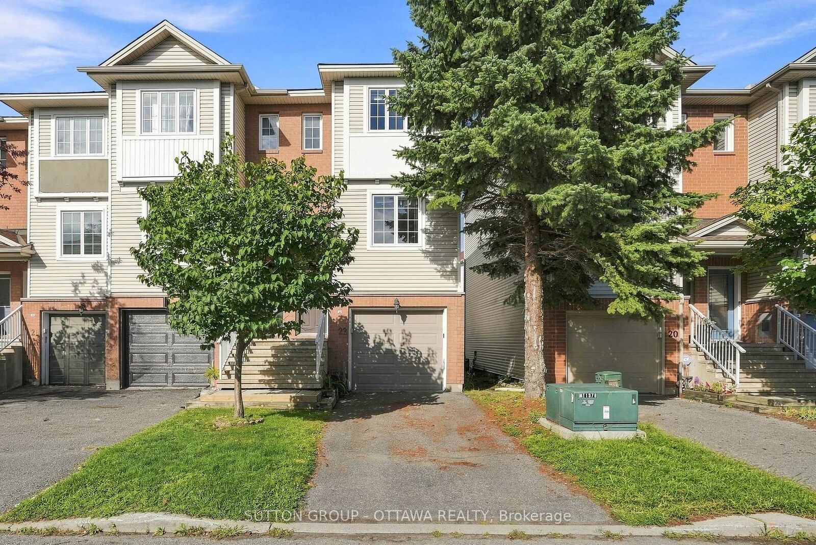 Property Photo:  22 Manhattan Crescent  ON K2C 4B4 