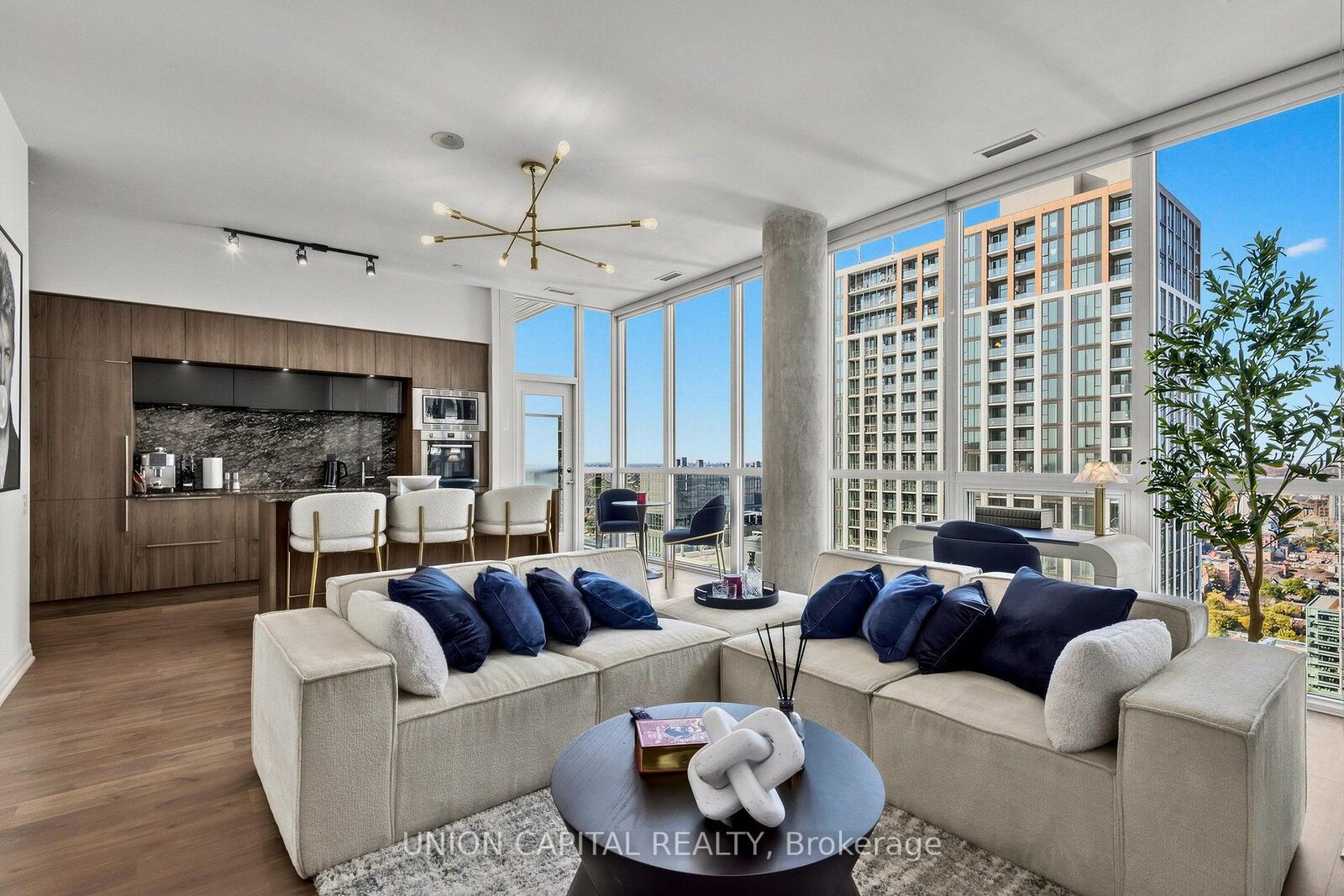 Property Photo:  88 Blue Jays Way Ph1  ON M5V 0L7 