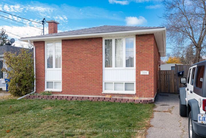 Property Photo:  221 Lee Avenue  ON P1A 2K5 