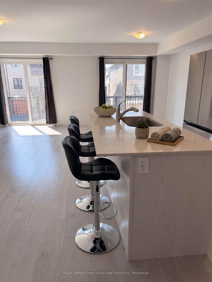 Property Photo: 14 Wagon Lane E 5 ON L9J 0V1