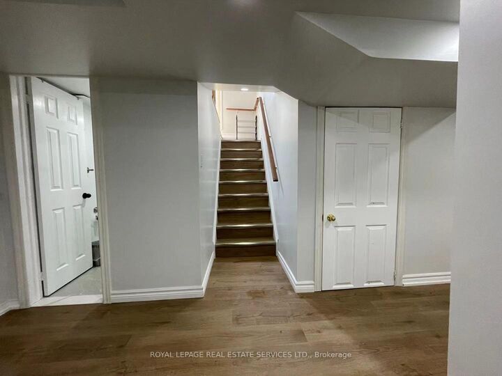 Property Photo:  299 Rockcliffe Gardens Lower  ON L5R 1S1 