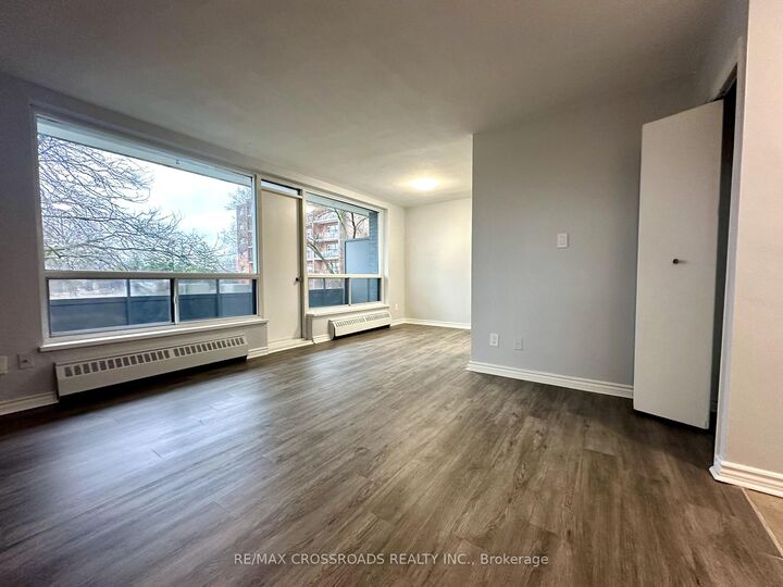 Property Photo:  363 Lakeshore Road E 302  ON L5G 1H7 
