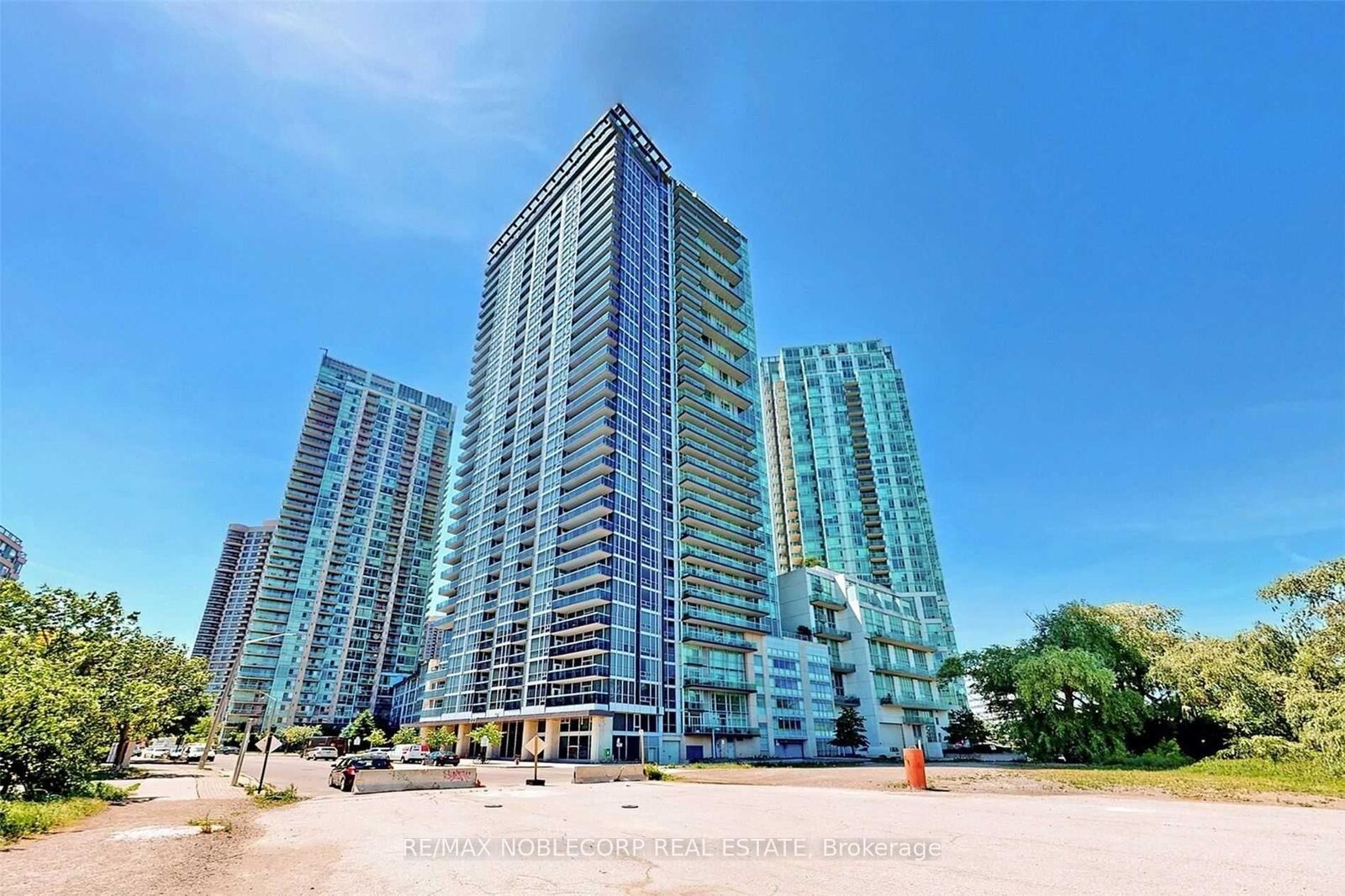 Property Photo:  225 Webb Drive 1504  ON L5B 3Y5 