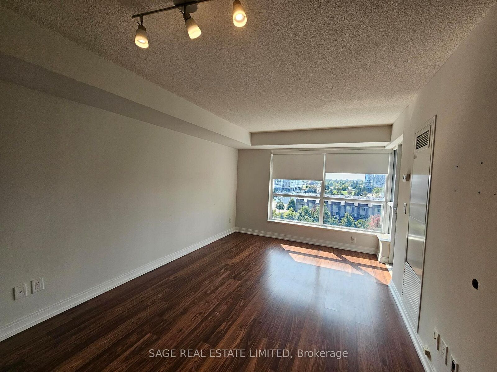 Property Photo: 151 Village Green Square 705 ON M1S 0K5
