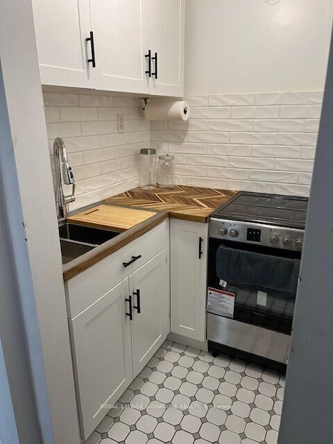 Property Photo: 208 Carlton Street Lower ON M5A 2L1