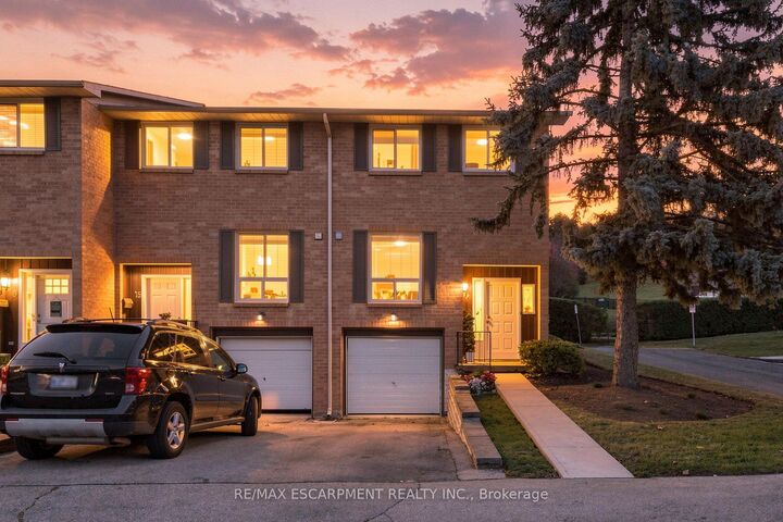 Property Photo: 66 Summercrest Drive 14 ON L8K 6M6