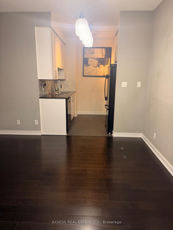 Property Photo:  4070 Confederation Parkway 211  ON L5B 0E9 