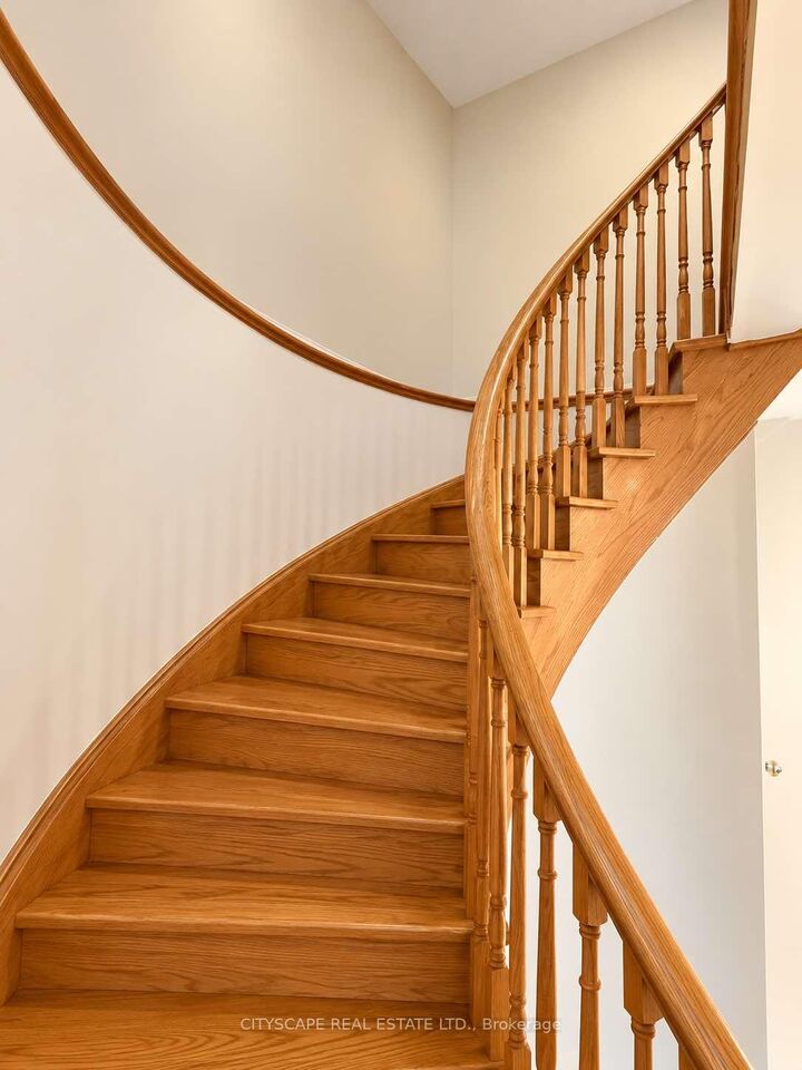 Property Photo:  3968 Foxwood Avenue Upper  ON L5N 7V4 