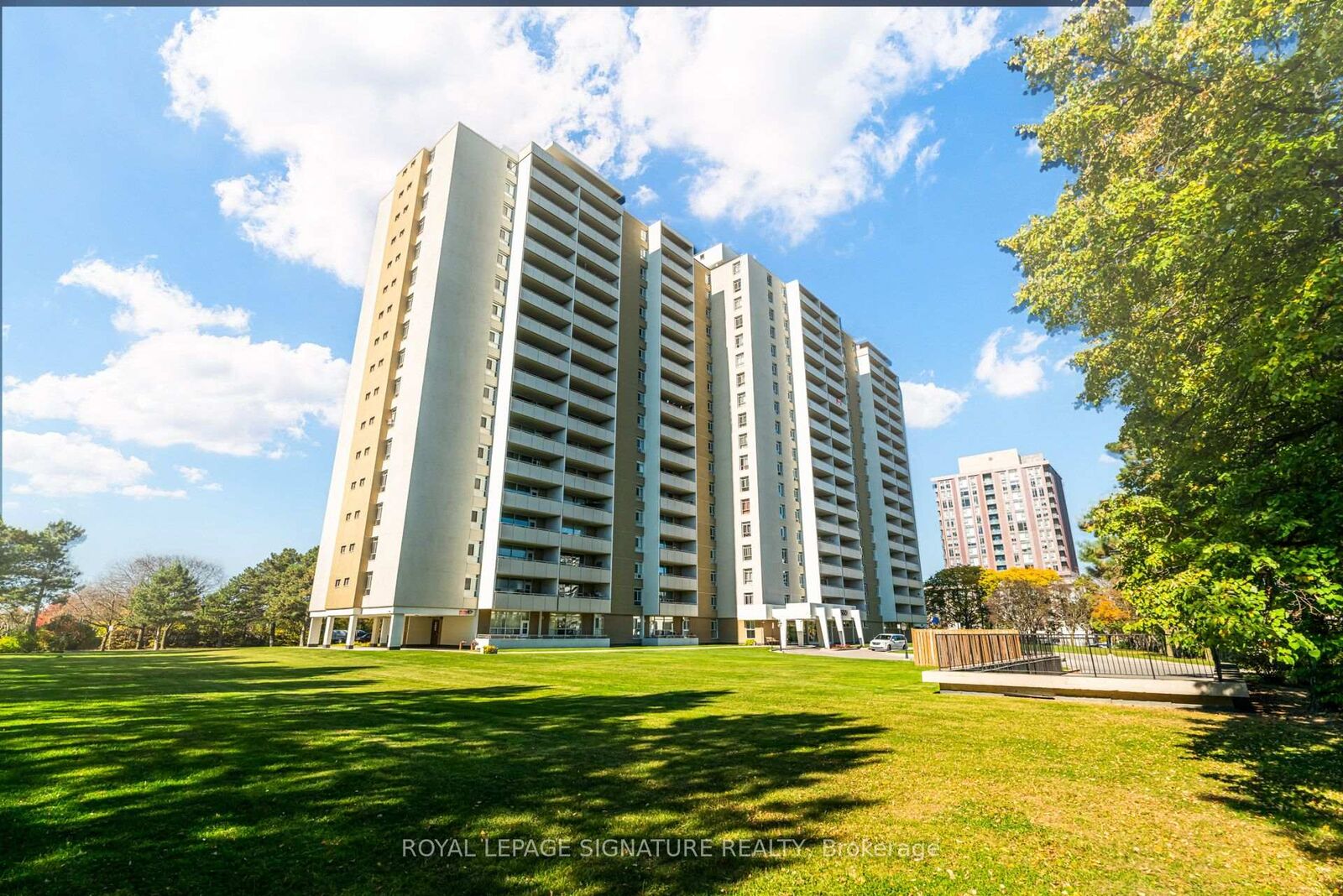 Property Photo:  2550 Pharmacy Avenue 812  ON M1W 1H9 