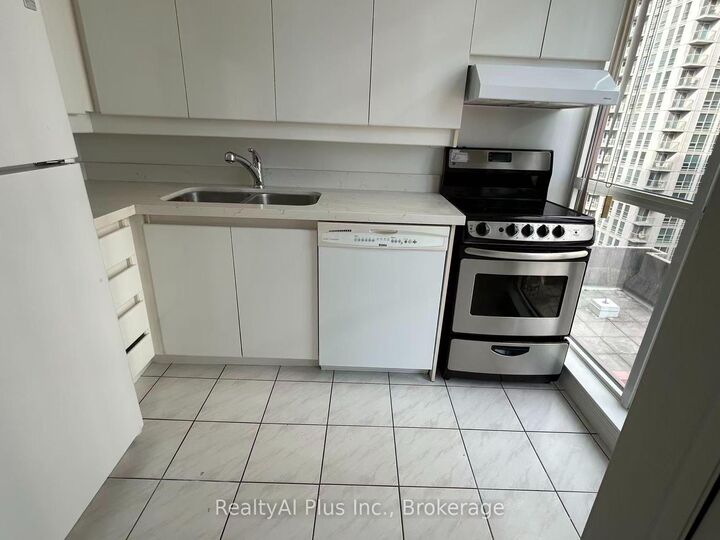 Property Photo: 736 Bay Street 2210 ON M5G 2M4