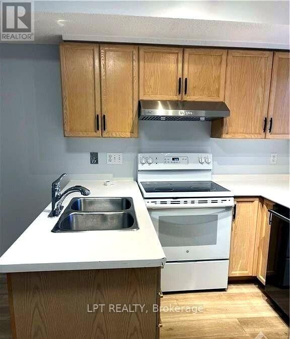 Property Photo:  41 Anderson Street E  ON K1R 6T6 