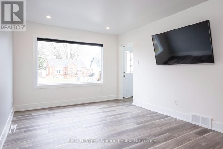 Property Photo:  360 Brock Street East  ON P7E 4H5 