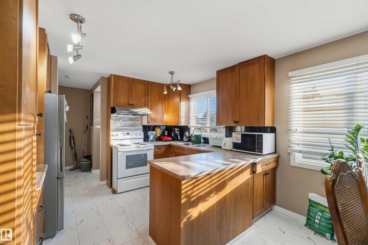 Photo de la propriété:  7703 176 Street NW  AB T5T 0J5 